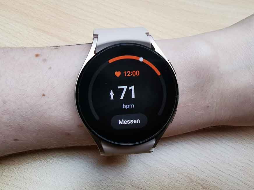 Man sieht die Pulsmessung auf der Galaxy Watch 4.